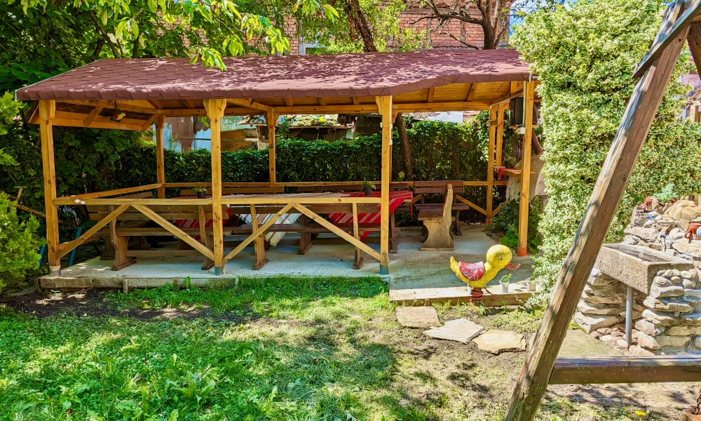 Къща за гости Памир - Градината с барбекюто пред къщата