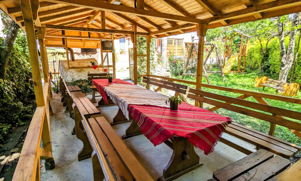 Къща за гости Памир - Градината с масите